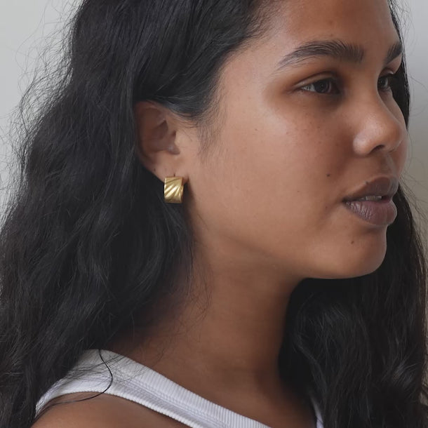 ENAMEL Copenhagen Örhängen, Wave Wide, Medium Earrings Gold Plated
