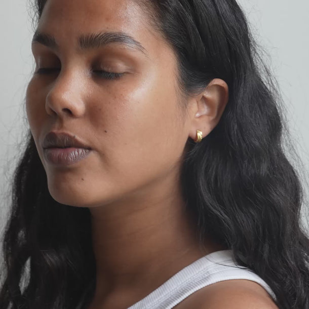 ENAMEL Copenhagen Örhängen, Wave Mini Earrings Gold Plated